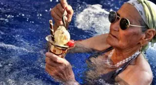 Апашка-путешественница из Казахстана стала звездой Facebook