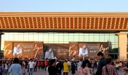 Вечер памяти Батырхана Шукенова прошел перед Дворцом Республики