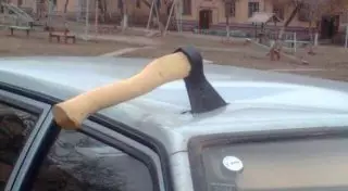 Водитель после ДТП в Актау напал на женщину с топором