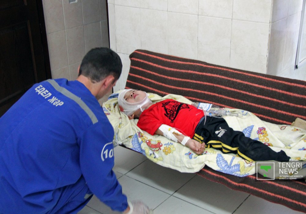 Врачи оказывают ребенку первую медицинскую помощь. Фото © Роза Есенкулова