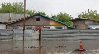 Частный сектор Астаны продолжает оставаться под водой