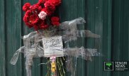 Алматинцы несут цветы к месту гибели девочки в детском саду
