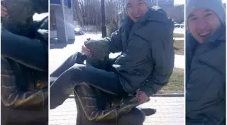 "Героя" оскорбительного фото с памятником в Актобе не накажут