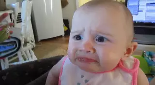 Ребенка впервые кормят авокадо. Его реакция неподражаема