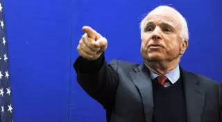 Маккейн назвал пресс-секретаря Белого дома "идиотом"