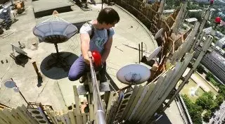 Россиянин сделал селфи на крыше гостиницы "Казахстан" в Алматы