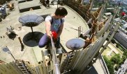 Россиянин сделал селфи на крыше гостиницы "Казахстан" в Алматы
