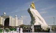 В Ашхабаде установили золотой памятник Гурбангулы Бердымухамедову