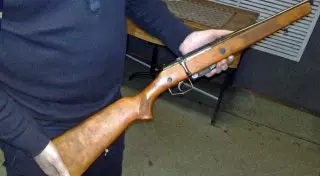 Женщина и ребенок пострадали из-за случайного выстрела из ружья на рынке в Усть-Каменогорске