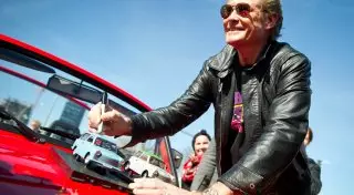 Звезда "Спасателей Малибу" хочет вести Top Gear