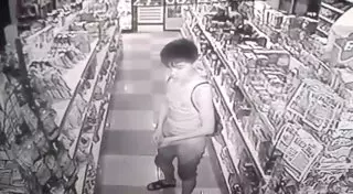 Воришка попал на камеру в магазине Шымкента