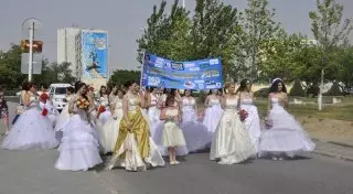 Парад невест впервые прошел в Актау