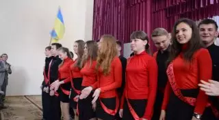 Украинские выпускники простились со школой песней "Мы бандеровцы"