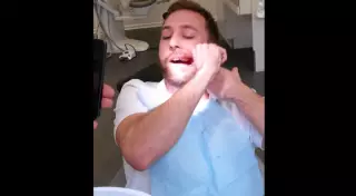 Не пытайтесь повторить: Студент-стоматолог сам себе удалил зуб мудрости