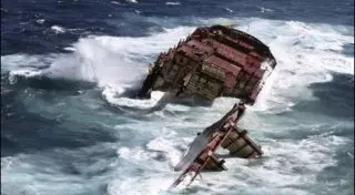 Судно с 460 людьми на борту затонуло на реке Янцзы в Китае