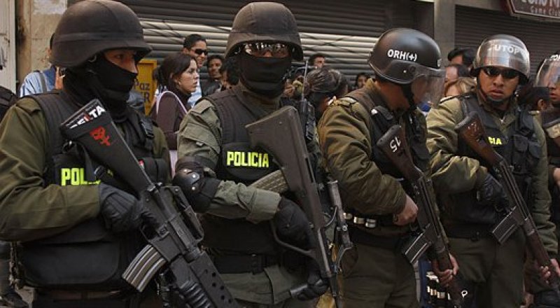 Полицейские в Боливии. Фото с сайта youngsentinel.com