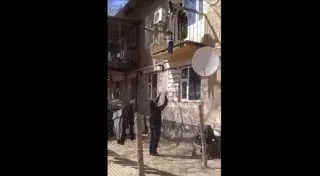 Женщина сбросила малолетнего ребенка с балкона