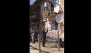 Женщина сбросила малолетнего ребенка с балкона