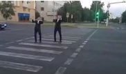 Сдачу ЕНТ-2015 абитуриенты отметили зажигательным танцем на "зебре" в Астане