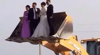 Свадебное фото казахстанских молодоженов вызвало шутки в соцсетях