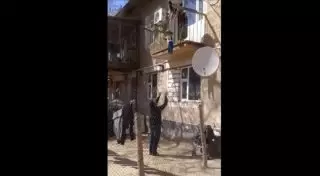 МВД Казахстана изучает видео со сброшенным с балкона ребенком