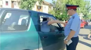 Вызвать КНБ грозилась женщина остановившим ее за нарушение ПДД полицейским в Алматы