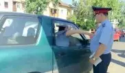 Вызвать КНБ грозилась женщина остановившим ее за нарушение ПДД полицейским в Алматы