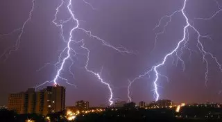 Казахстанцев предупреждают об опасностях грозы