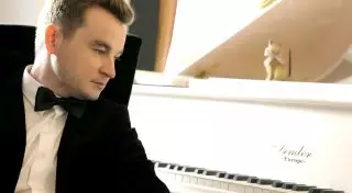 Пианист Олег Переверзев записал альбом казахской музыки "Дударай"