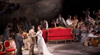 Гульжанат Сапакова дебютирует на сцене "Астана Оперы" в постановке "Травиата зеркал"