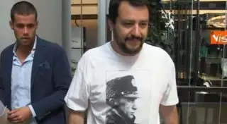 Итальянский депутат пришел в Европарламент в футболке с Путиным