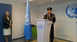 Пан Ги Мун надел казахский чапан