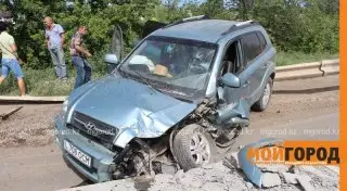 Бетонная плита упала на иномарку в Уральске