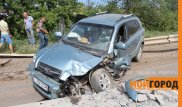 Бетонная плита упала на иномарку в Уральске