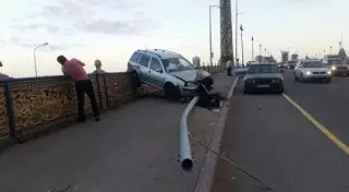 Девушка на Volkswagen Golf влетела в ограждение моста в Астане