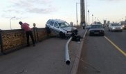Девушка на Volkswagen Golf влетела в ограждение моста в Астане