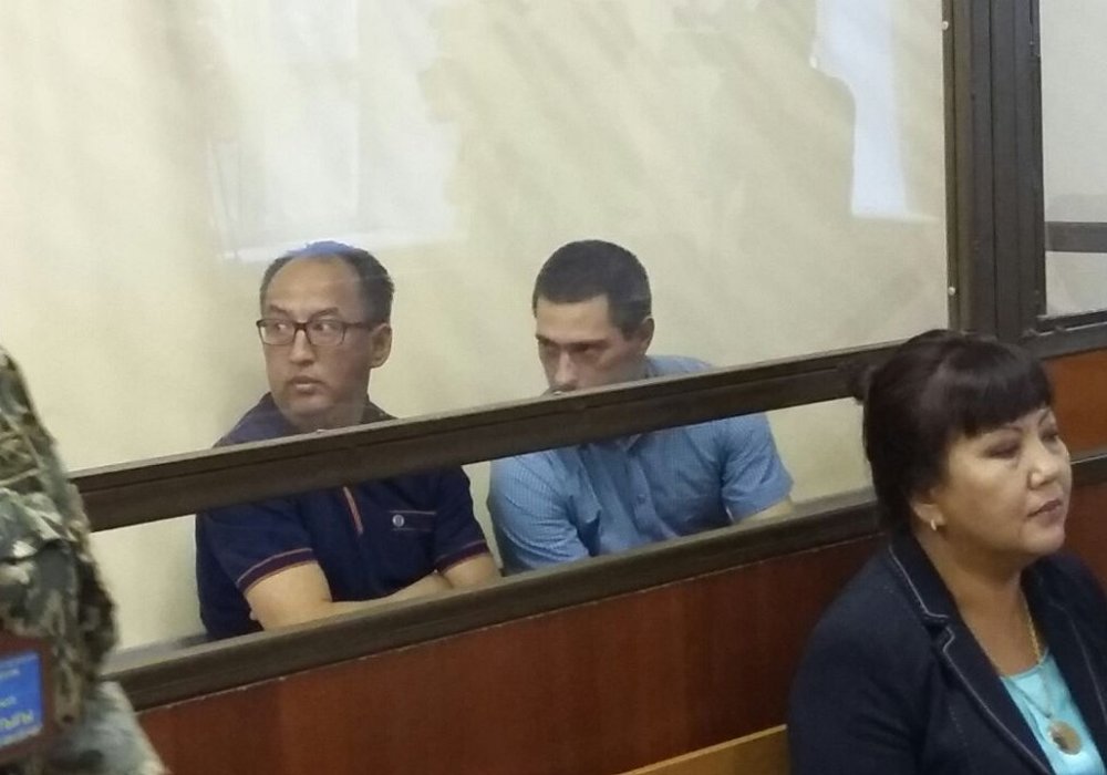 Кайрат Жамалиев и Анатолий Прибытков на скамье подсудимых. Фото Тengrinews.kz