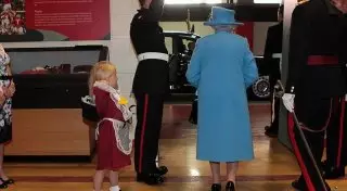 Британский солдат случайно ударил девочку в присутствии Елизаветы II