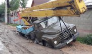Автомобили проваливаются под землю в Алматы после дождя
