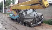Автомобили проваливаются под землю в Алматы после дождя