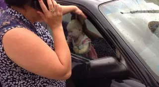 Полиция Алматы расследует инцидент с запертыми в авто детьми