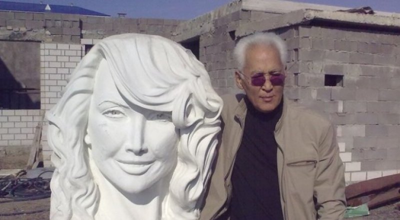 Гамал Сагиденов со скульптурой. Фото с сайта 5-tv.ru