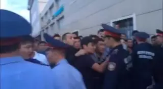 Массовая драка произошла возле рынка "Артем" в Астане