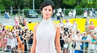 Равшана Куркова вышла в платье дизайнера из Казахстана на закрытии "Кинотавра"