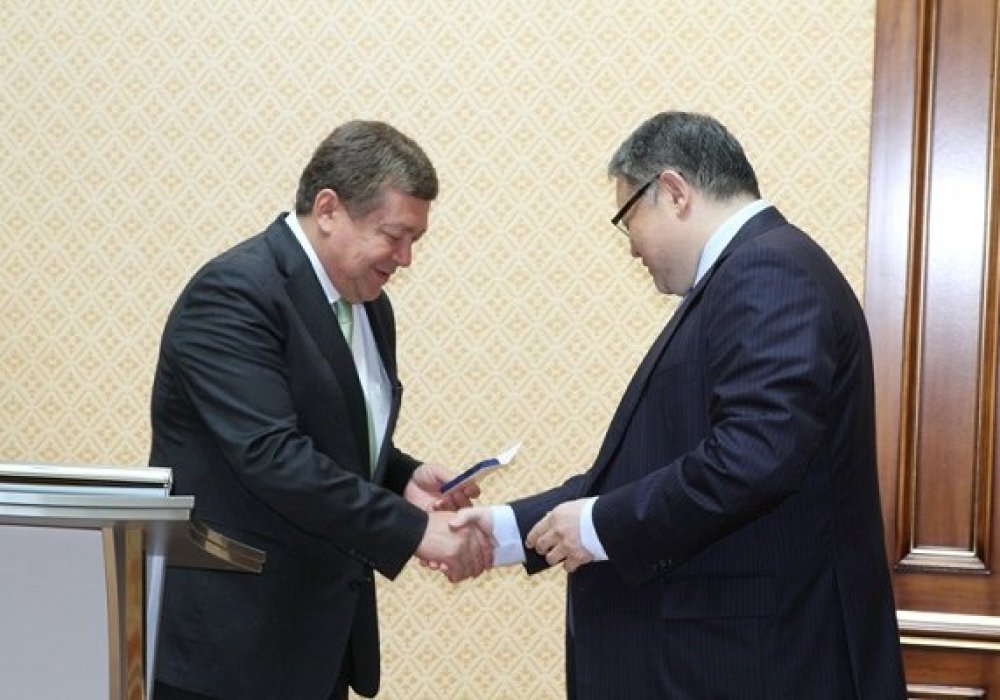 Руслан Гринберг передает послу Казахстана в РФ награду для вручения Президенту РК. Фото с сайта kazembassy.ru