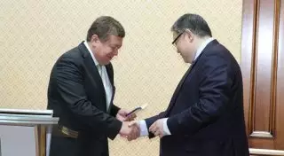 Российские академики наградили Назарбаева за мужество