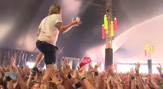 Музыкант проявил чудеса ловкости, когда в него бросили стакан с пивом