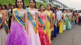 Выпускников школ Алматы наградили знаками "Алтын белгі"