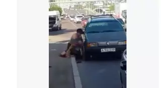 В Алматы на глазах у людей задушили человека