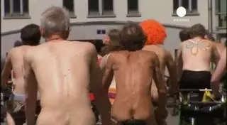 150 голых велосипедистов проехали по Брюсселю
